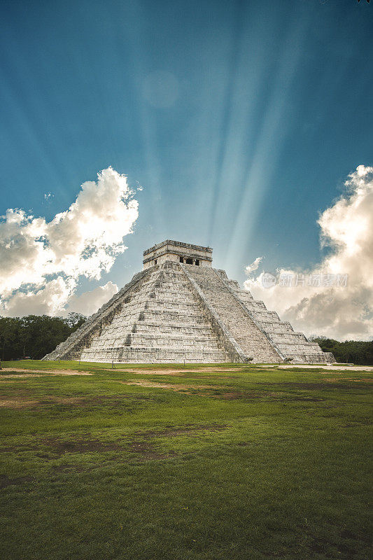 晴朗的一天，奇琴伊察的El Castillo (Kukulcán Temple)